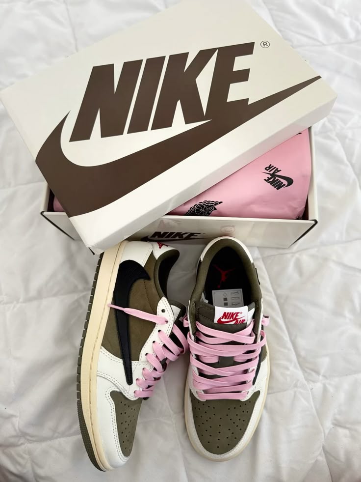 <p><strong>LUXE</strong></p>